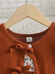 SHEIN Vintaside Kids 2件組少女春/秋休閒棕色毛絨羅紋針織蝴蝶結裝飾長袖開襟外套與碎花可愛優雅時尚收腰細肩帶洋裝裙套裝，適合日常穿著 - 棕色 - 查看 5