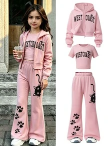 SHEIN 女款粉色貓咪印花三件套，包含連帽外套、短版短袖內搭上衣與喇叭褲。衣身印有字母與小黑貓圖案，褲側飾有貓爪印花。短版剪裁俐落修身，喇叭褲修飾腿型，整套風格柔軟可愛休閒且層次豐富，可單穿或疊穿，適合各種日常場合 - 粉色 - 查看 1