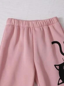 SHEIN 女款粉色貓咪印花三件套，包含連帽外套、短版短袖內搭上衣與喇叭褲。衣身印有字母與小黑貓圖案，褲側飾有貓爪印花。短版剪裁俐落修身，喇叭褲修飾腿型，整套風格柔軟可愛休閒且層次豐富，可單穿或疊穿，適合各種日常場合 - 粉色 - 查看 5