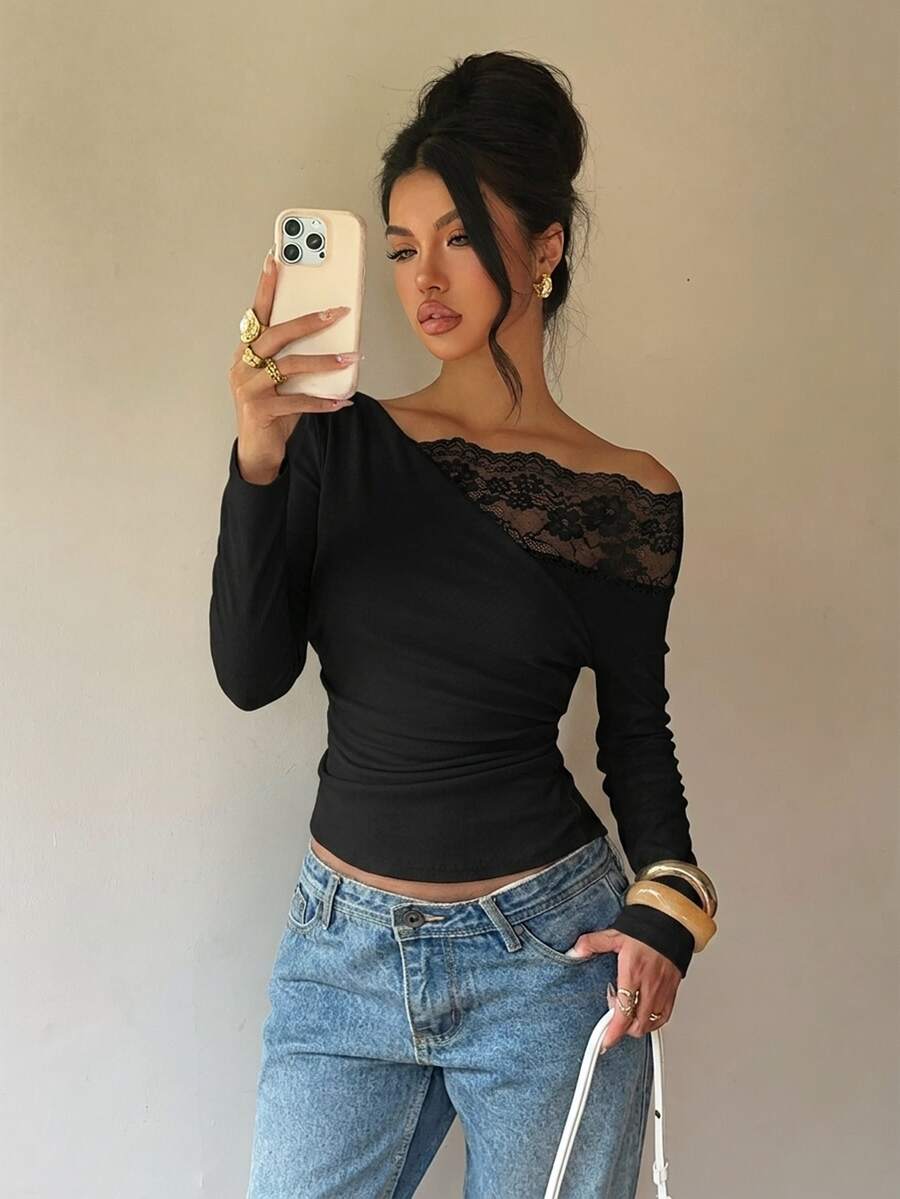 SHEIN 青少年女孩秋/冬黑色針織收腰修身露肩不對稱蕾絲拼接T恤，返校穿搭，長袖上衣，適合日常通勤、萬聖節、外出、街頭風、校園 - 黑色 - 查看 1