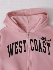 SHEIN 女款粉色貓咪印花三件套，包含連帽外套、短版短袖內搭上衣與喇叭褲。衣身印有字母與小黑貓圖案，褲側飾有貓爪印花。短版剪裁俐落修身，喇叭褲修飾腿型，整套風格柔軟可愛休閒且層次豐富，可單穿或疊穿，適合各種日常場合 - 粉色 - 查看 12