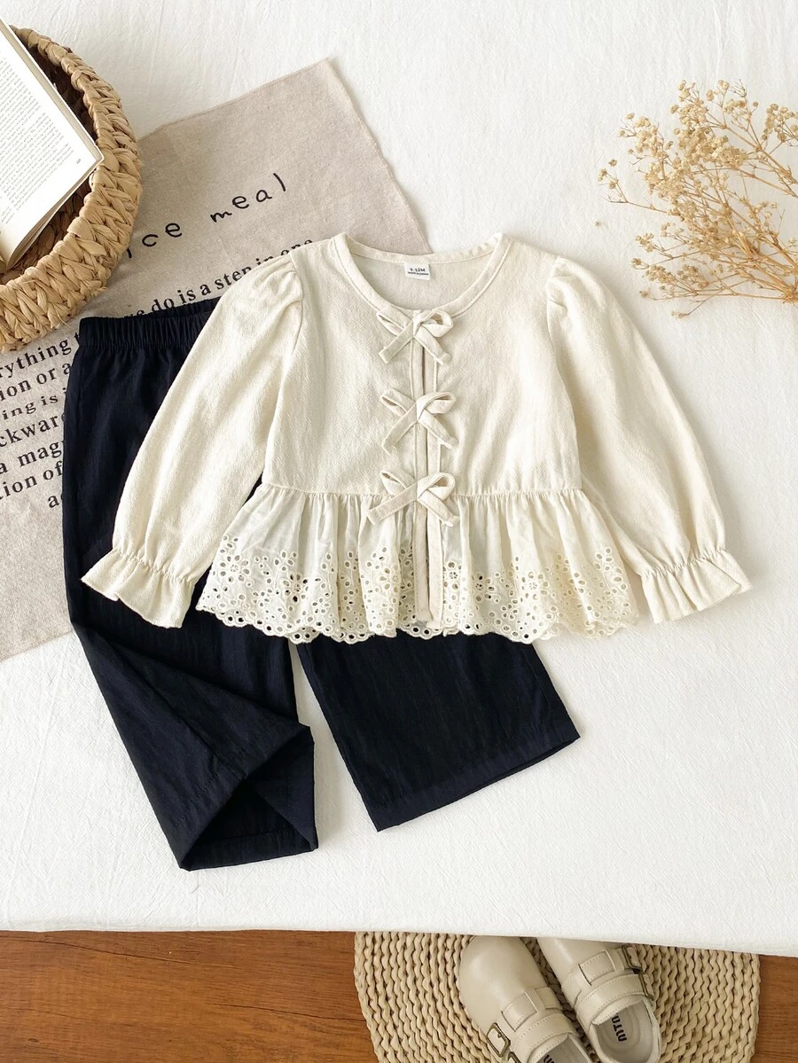 SHEIN 2件組幼女上衣褲子套裝,可愛甜美米色與黑色,蝴蝶結鏤空蕾絲荷葉邊長袖圓領修身版型,生日派對秋季假期純色荷葉下擺 - 黑色 - 查看 1
