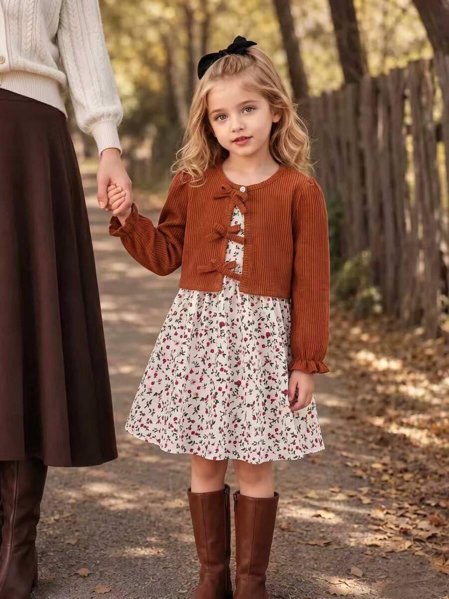 SHEIN Vintaside Kids 2件組少女春/秋休閒棕色毛絨羅紋針織蝴蝶結裝飾長袖開襟外套與碎花可愛優雅時尚收腰細肩帶洋裝裙套裝，適合日常穿著 - 棕色 - 查看 1