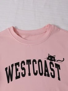 SHEIN 女款粉色貓咪印花三件套，包含連帽外套、短版短袖內搭上衣與喇叭褲。衣身印有字母與小黑貓圖案，褲側飾有貓爪印花。短版剪裁俐落修身，喇叭褲修飾腿型，整套風格柔軟可愛休閒且層次豐富，可單穿或疊穿，適合各種日常場合 - 粉色 - 查看 7