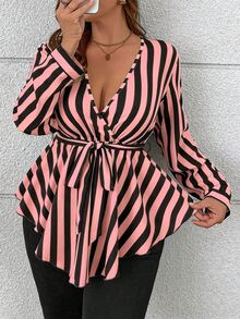 EMERY ROSE Plus size randig mönstrad blus med korskrage, asymmetrisk fåll och peplum, höst - Rosa - Visa 4
