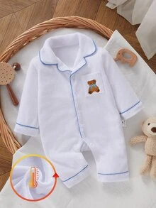 SHEIN Vintaside Kids 秋冬季毛圈布保暖內裡新生兒連身衣，可愛精緻熊口袋刺繡，時尚藍色對比滾邊，柔軟舒適毛圈布長袖居家休閒連身衣 - 白色 - 查看 1