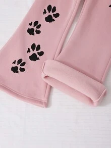 SHEIN 女款粉色貓咪印花三件套，包含連帽外套、短版短袖內搭上衣與喇叭褲。衣身印有字母與小黑貓圖案，褲側飾有貓爪印花。短版剪裁俐落修身，喇叭褲修飾腿型，整套風格柔軟可愛休閒且層次豐富，可單穿或疊穿，適合各種日常場合 - 粉色 - 查看 11