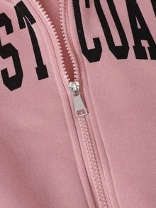 SHEIN 女款粉色貓咪印花三件套，包含連帽外套、短版短袖內搭上衣與喇叭褲。衣身印有字母與小黑貓圖案，褲側飾有貓爪印花。短版剪裁俐落修身，喇叭褲修飾腿型，整套風格柔軟可愛休閒且層次豐富，可單穿或疊穿，適合各種日常場合 - 粉色 - 查看 8