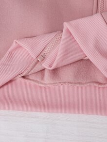 SHEIN 女款粉色貓咪印花三件套，包含連帽外套、短版短袖內搭上衣與喇叭褲。衣身印有字母與小黑貓圖案，褲側飾有貓爪印花。短版剪裁俐落修身，喇叭褲修飾腿型，整套風格柔軟可愛休閒且層次豐富，可單穿或疊穿，適合各種日常場合 - 粉色 - 查看 9