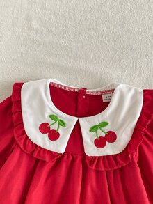 SHEIN 1件女嬰長袖洋裝，甜美紅白色櫻桃刺繡飾邊，荷葉邊袖口，彼得潘領，適合假日派對、秋季婚禮賓客，A字版型 - 紅色 - 查看 4