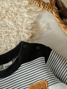 SHEIN 1件新生男嬰針織連身衣 可愛黑白條紋熊貼布 長袖圓領 常規款 生日派對 秋季連身褲 假日款 按扣設計 - 黑與白 - 查看 4