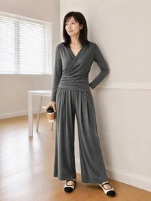 Yumoku 女款深灰色針織套裝 V領上衣與寬腿休閒長褲 通勤穿搭 冬季套裝 - 灰色 - 查看 3