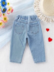 SHEIN Vintaside Kids 女嬰牛仔長褲，可愛俏皮風，四季新款，藍色與粉色復古休閒彈性腰設計，愛心刺繡，酸洗，錐形 - 淺藍色 - 查看 2