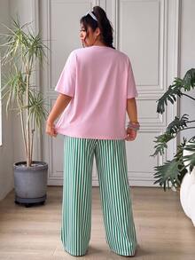 SHEIN EZwear 大尺碼女款字母龍蝦印花短袖T恤與條紋長褲休閒兩件套 - 棕色 - 查看 2