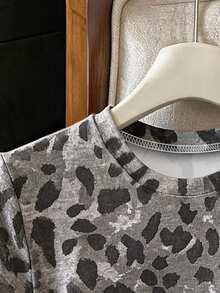 SHEIN Franclia 女款 T-shirt 夏季外出上衣，經典灰色迷彩印花圖案，圖形設計，收腰上衣，休閒百搭，舒適面料 - 彩色 - 查看 3