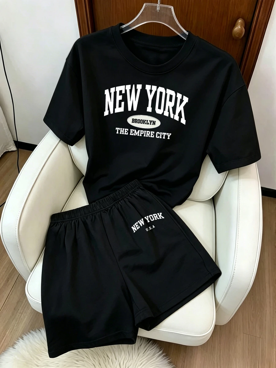 Resyla 女款 2 件組夏季休閒套裝,黑色 New York 字母印花圓領短袖 T 恤與 Brooklyn 印花長褲套裝,優雅舒適設計,適合日常穿著與運動 - 黑色 - 查看 1