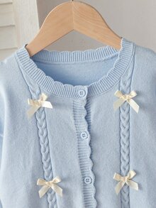 SHEIN 4-7歲女童淺粉色扭繩3D淺黃色蝴蝶結圓領針織開襟毛衣，波浪下擺單排扣長袖外套，幼兒園日常出遊拍照春秋冬外套 - 藍色 - 查看 3
