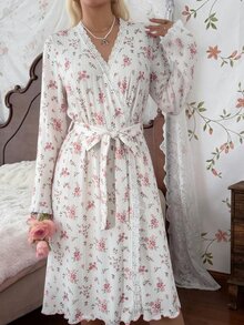 CottageSlumber فستان ملابس منزلية وردي ناعم مزين بالدانتيل الزهري بياقة على شكل حرف V مع ربطة خصر وأكمام طويلة مكشكشة - أبيض - مشاهدة 6