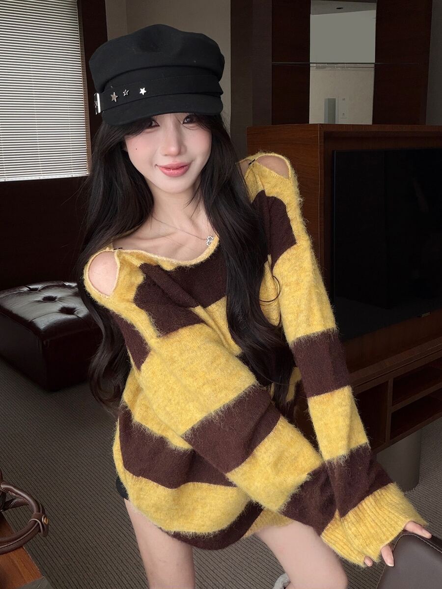 DAZY 秋冬女款長袖露肩黃棕撞色粗條紋毛茸茸寬鬆休閒街頭甜美針織毛衣 - 黃色 - 查看 1