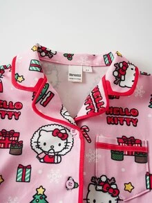 HELLO KITTY AND FRIENDS | SHEIN طقم ملابس منزلية للبنات الصغيرات بطبعة شجرة عيد الميلاد، ملابس علوية بأكمام قصيرة وبنطلون طويل - متعدد الألوان - مشاهدة 3