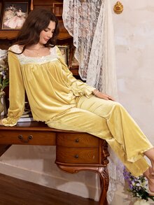 طقم بيجامة نسائي من Côtesoire بأسلوب فرنسي، مخمل أخضر أفوكادو، بتصميم مكشكش وياقة مربعة مع دانتيل متباين - أصفر - مشاهدة 3