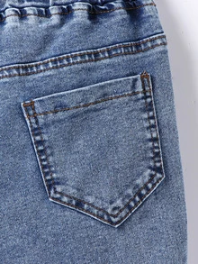 SHEIN Explorewe 男童牛仔長褲，彈性腰帶，舒適版型，可調節抽繩，正面卡其色補丁，修身剪裁，適合四季穿著，可搭配T恤、襯衫或針織衫，適用於日常休閒、基礎校園或輕便通勤場景，風格偏向極簡舒適，顏色為淺藍牛仔水洗 - 深色水洗藍 - 查看 5