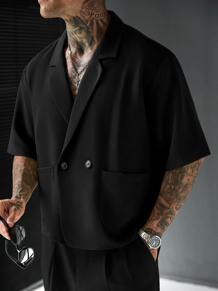 Manfinity Homme 男士大尺碼熱銷舒適素色短袖襯衫,簡約大領口配2顆鈕扣,適合正式或休閒場合、度假、聚會、辦公室及居家穿著,百搭風格,適合自穿或送禮給朋友,舒適面料襯衫 - 黑色 - 查看 1