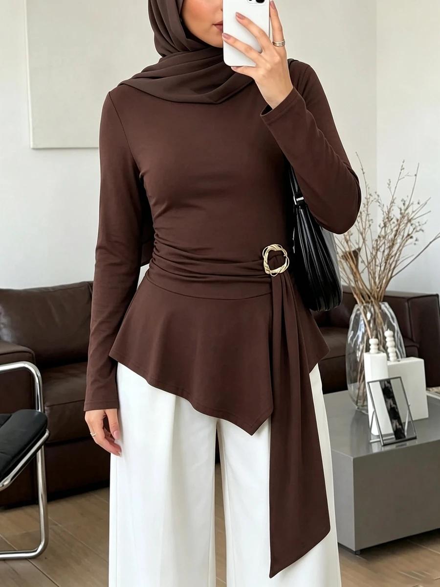 Selianne تي شيرت نسائي بلون موحد من القطن 34% بتصميم لف متقاطع وأكمام طويلة، مع ربطة خصر وأكمام واسعة وحافة مكشكشة غير متماثلة مع شريط، ملابس علوية أنيقة بأسلوب محتشم للشرق الأوسط - بني - مشاهدة 1