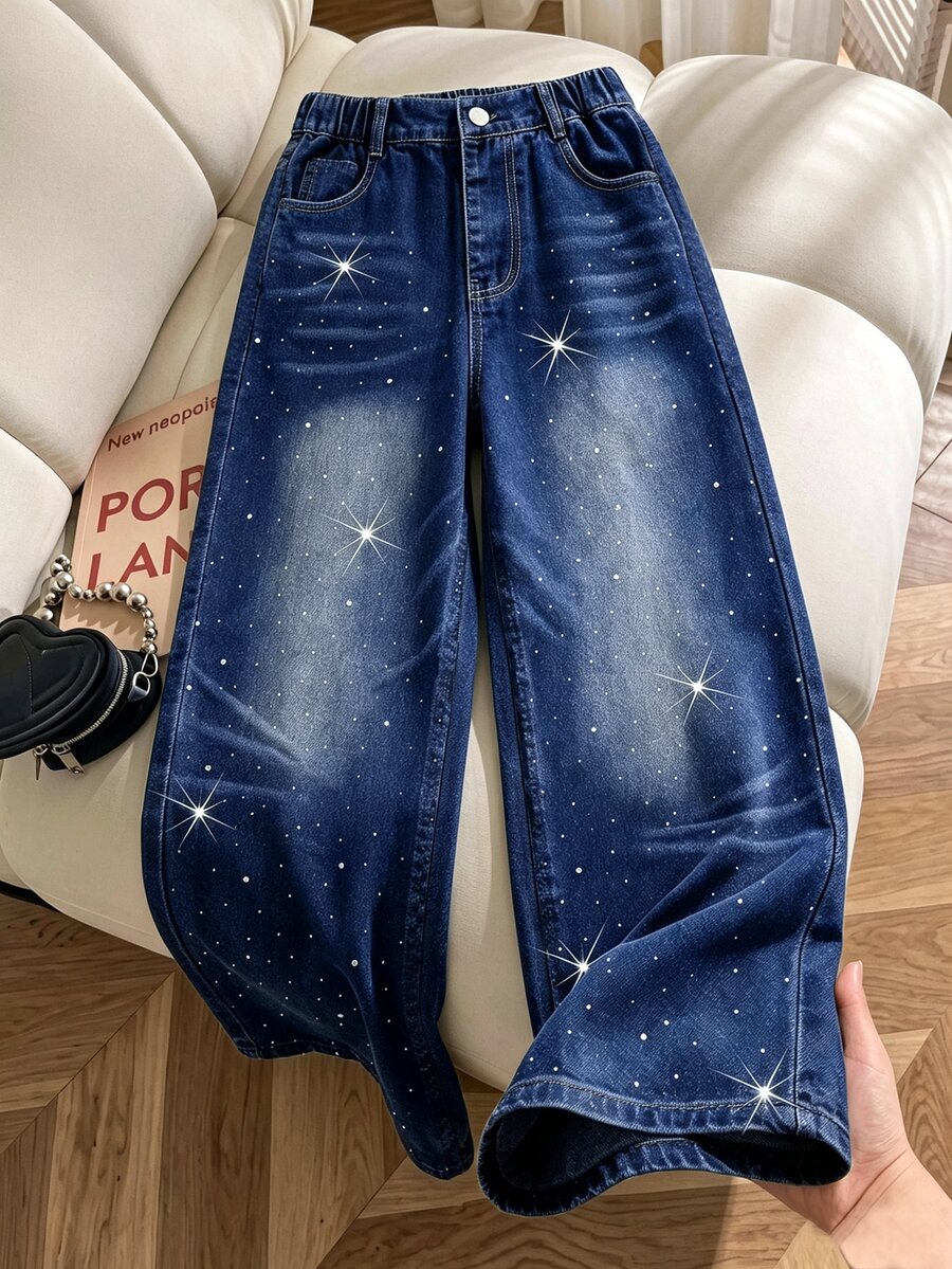 SHEIN 女童奢華復古水鑽裝飾全閃亮牛仔褲,藍色水洗,舒適時尚街頭風,適合派對與假期 - 深色水洗藍 - 查看 1