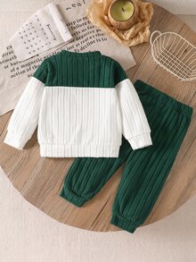 SHEIN Playful Pals 柔軟刷毛布料熊刺繡圖案對比色男嬰休閒套裝 - 墨綠色 - 查看 2