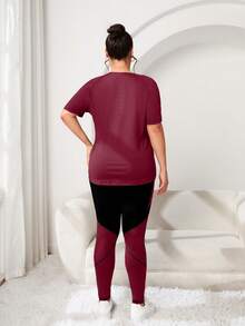 SHEIN Rhythm Era طقم رياضي للنساء مقاس كبير تي شيرت برقبة دائرية وأكمام راغلان قصيرة مع بنطال ضيق بألوان متباينة - روز أحمر - مشاهدة 2