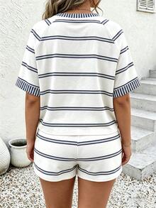 SHEIN LUNE 夏季出遊套裝 大尺碼女款 T恤短褲套裝 經典條紋印花圖案 圖像設計 休閒百搭風格 海灘度假穿著 日常穿搭 - 彩色 - 查看 2
