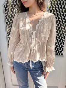 Serisse 女款彎曲V領前綁帶條紋荷葉邊下擺時尚襯衫 - 卡其色 - 查看 5