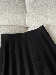 SHEIN Tween女孩秋冬休閒優雅復古學院風米色套頭提花針織毛衣與百褶裙兩件套，年輕時尚開學穿搭，秋冬街頭日常穿著 - 黑與白 - 查看 6