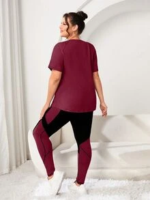 SHEIN Rhythm Era طقم رياضي للنساء مقاس كبير تي شيرت برقبة دائرية وأكمام راغلان قصيرة مع بنطال ضيق بألوان متباينة - روز أحمر - مشاهدة 3