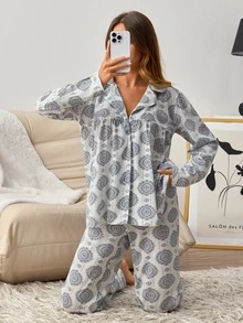 SHEIN طقم بيجامة كاجوال نسائي من قطعتين: ملابس علوية بأكمام طويلة وأزرار أمامية بطبعة ميدالية، وبنطال بقصة مستقيمة - ازرق وابيض - مشاهدة 4