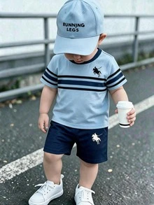 Souflis Souflis 2件組嬰兒/幼兒休閒灰藍經典拼色條紋騎士Logo印花圓領T恤與配套印花短褲套裝，運動戶外休閒 - 彩色 - 查看 1