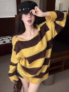 DAZY 秋冬女款長袖露肩黃棕撞色粗條紋毛茸茸寬鬆休閒街頭甜美針織毛衣 - 黃色 - 查看 2