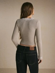 Poéselle 女款白色蕾絲拼接羅紋針織開襟上衣，修身彈性柔軟天鵝絨觸感長袖T恤，適合休閒約會之夜與街頭穿搭 - 杏色 - 查看 3