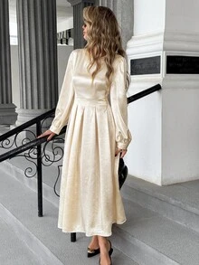 Pariaura Gaun Lengan Panjang Putih Kasual Elegan Serbaguna dengan Desain Fashion Leher Bulat Terbaru - Putih - View 1