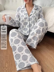 SHEIN طقم بيجامة كاجوال نسائي من قطعتين: ملابس علوية بأكمام طويلة وأزرار أمامية بطبعة ميدالية، وبنطال بقصة مستقيمة - ازرق وابيض - مشاهدة 1