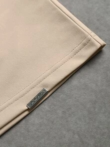男士舒適素色布料圓領短袖T恤，3D發泡字母印花，下擺配時尚STYNVO金屬扣，街頭風米色 - 卡其色 - 查看 4