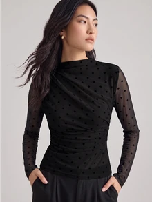 Ontre 女款杏色黑色波點植絨高彈力網布舒適修身正肩長袖小高領打底上衣，蕾絲飾邊胸前裝飾拼接，四季百搭現代都市時尚商務休閒通勤辦公穿搭，低調老錢風優雅高端高品質機場穿搭女款T恤 - 黑色 - 查看 2