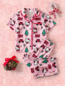 HELLO KITTY AND FRIENDS | SHEIN طقم ملابس منزلية للبنات الصغيرات بطبعة شجرة عيد الميلاد، ملابس علوية بأكمام قصيرة وبنطلون طويل - متعدد الألوان - مشاهدة 1