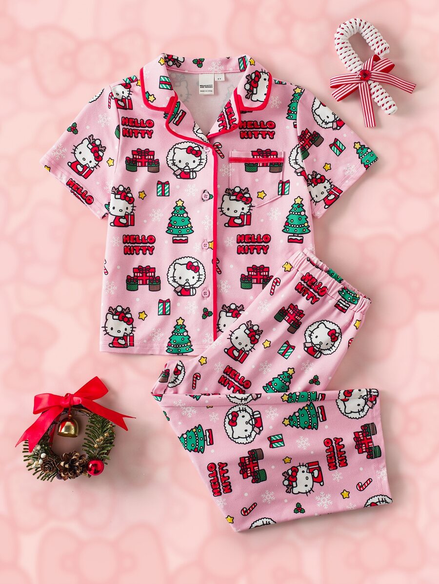 HELLO KITTY AND FRIENDS | SHEIN طقم ملابس منزلية للبنات الصغيرات بطبعة شجرة عيد الميلاد، ملابس علوية بأكمام قصيرة وبنطلون طويل - متعدد الألوان - مشاهدة 1