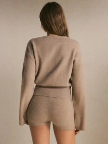 Poéselle Set Atasan Lengan Panjang dan Celana Pendek Rajut Warna Polos untuk Wanita - Grey - View 6