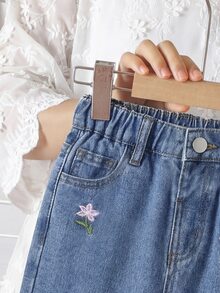 SHEIN Vintaside Kids (Young Girl) 牛仔長褲，時尚個性甜美復古可愛彩色花卉刺繡藍色水洗寬鬆直筒長褲，女士甜美風休閒度假下著 - 深色水洗藍 - 查看 4