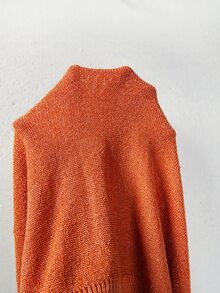 SHEIN 女款春夏秋冬亮面金屬絲針織斜裁V領上衣，落肩七分袖收口袖口，時尚亮眼款 - 橘色 - 查看 3