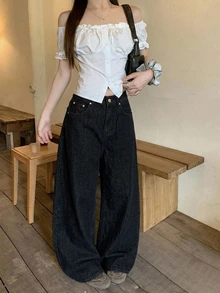 DAZY 女款休閒日常牛仔褲，附口袋、鈕扣與字母圖案 - 黑色 - 查看 9