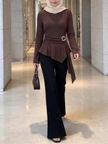 Selianne تي شيرت نسائي بلون موحد من القطن 34% بتصميم لف متقاطع وأكمام طويلة، مع ربطة خصر وأكمام واسعة وحافة مكشكشة غير متماثلة مع شريط، ملابس علوية أنيقة بأسلوب محتشم للشرق الأوسط - بني - مشاهدة 6